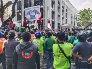 Ratusan Ojol Sumut Desak Potongan Aplikasi 8% ke DPRD