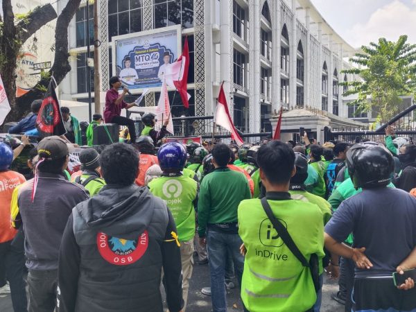 Ratusan Ojol Sumut Desak Potongan Aplikasi 8% ke DPRD