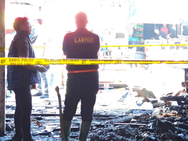 Tim Labfor Polda Sumut dan Polres Sibolga Olah TKP penyebab Kebakaran Pasar Nauli