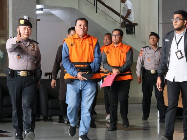 KPK Geledah Kantor Bupati dan Kantor DPRD Kuansing, Mobil Land Cruiser Disita